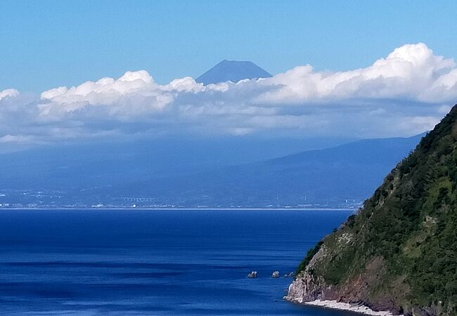 断崖の先に富士山