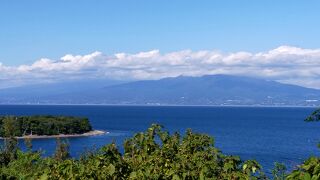 突き出た砂嘴と富士山