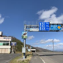 トンネルを出てすぐに、駐車場がありました
