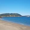青い海と白浜、正面には志摩半島　