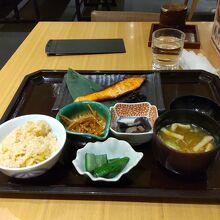 銀鮭の西京焼きの定食（1550円くらい）