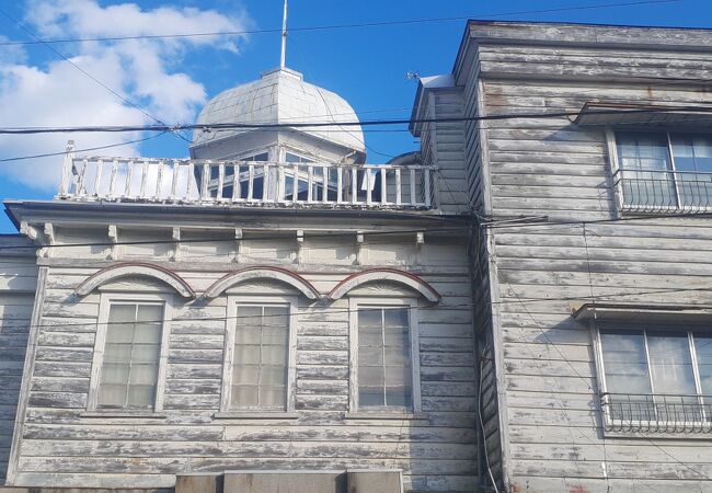 モスクのような屋根が印象的