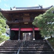 立派な仁王門がある寺院