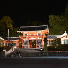 夜間でも境内に入る事は可能です。