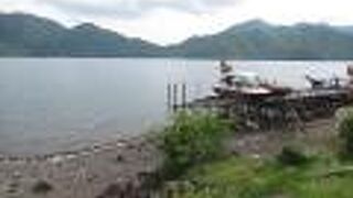 静かな湖畔です