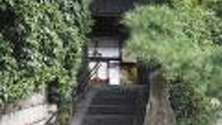 東山の斜面にあり