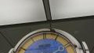 平日の夕方、銀の時計側には待ち合わせの人が