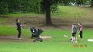 平日、休日に関係なく近隣の住人の方々がピクニック気分で広い芝生公園でくつろいでいます。