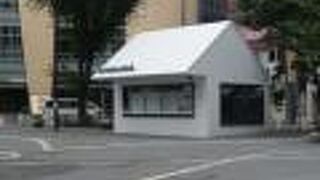 中池袋公園は、池袋駅の東側にあり、ビルの谷間の中の小さな公園です。夜は、賑やかになります。