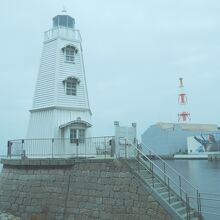 小雨の空と灯台。