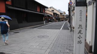 京都らしい風情のある路で、横の路地は撮影禁止。舞子さんにカメラを向けない。