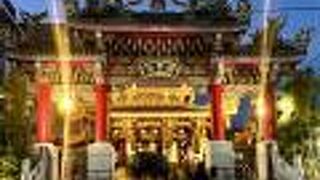 ライトアップされた関帝廟は一段と煌びやか！