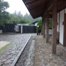 旧中山道を挟み目の前が藤村記念館。広場を持つ木造風のつくり。