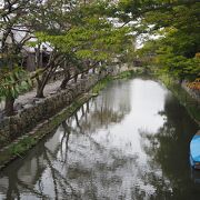 旧市街の中心を流れる水路