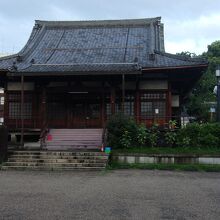 有名なお寺さんだ境内は狭く、本堂も控え目に感じる。