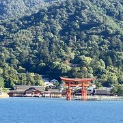 大鳥居と厳島神社が海から見える