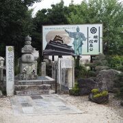 織田信長の供養塔がある