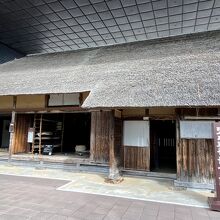 その場所に再現されている生家