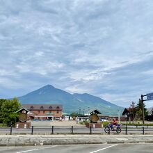 駐車場の前から磐梯山