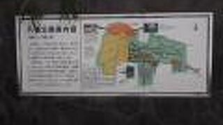 豊臣秀次の銅像がある