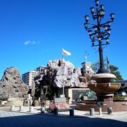 街中に大きな岩がある広場です。