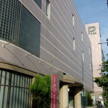 前の通りは大通りでないので交通量が少なく静かな環境