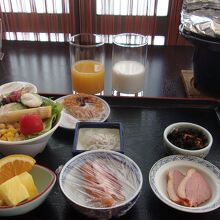 朝食バイキングの小皿群