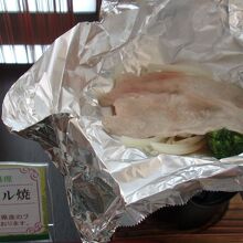 朝食バイキングのメイン「飛騨豚のホイル焼き」