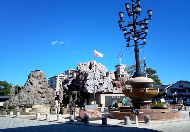 街中に大きな岩がある広場です。
