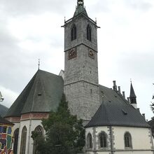 マリア被昇天教区教会の北側と旧鐘楼