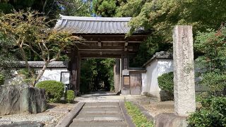 枯山水庭園の静かなお寺です。