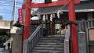 東新橋１丁目交差点にあります