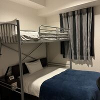 上のベッドに注意です