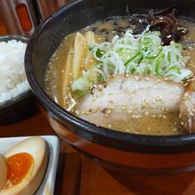 ラーメン。平日ランチタイムはライス無料で