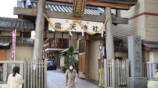 お初天神の名で知られる神社