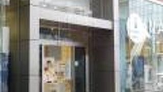 駅前の大きな観光案内所