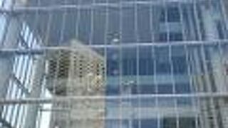 モダンな複合商業施設