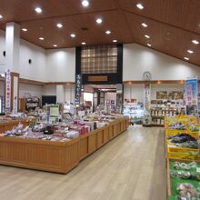 産直野菜から観光土産まで豊富