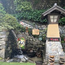 温泉街の通りにある