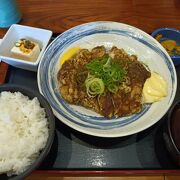 鶏ももの大判旨辛揚げ定食(900円)を注文しました。