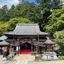 石段の上にある本殿