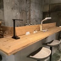 充電器もあるカウンターで一杯しましょう。p