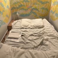 狭いですが、コンセント、ハンガーもあります。