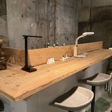 充電器もあるカウンターで一杯しましょう。p