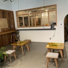 表は飲食店｡右側がゲストハウス入り口です。