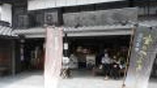 店先のベンチで一息