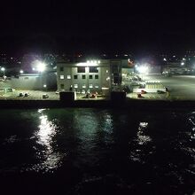 ２便出航のターミナル夜景