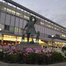 広場の真ん中にある桃太郎の像。