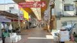 昭和レトロの残り香漂う　アーケード商店街