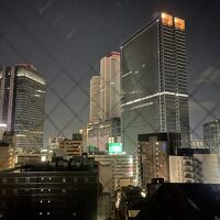小さい窓だが、夜景はなかなか